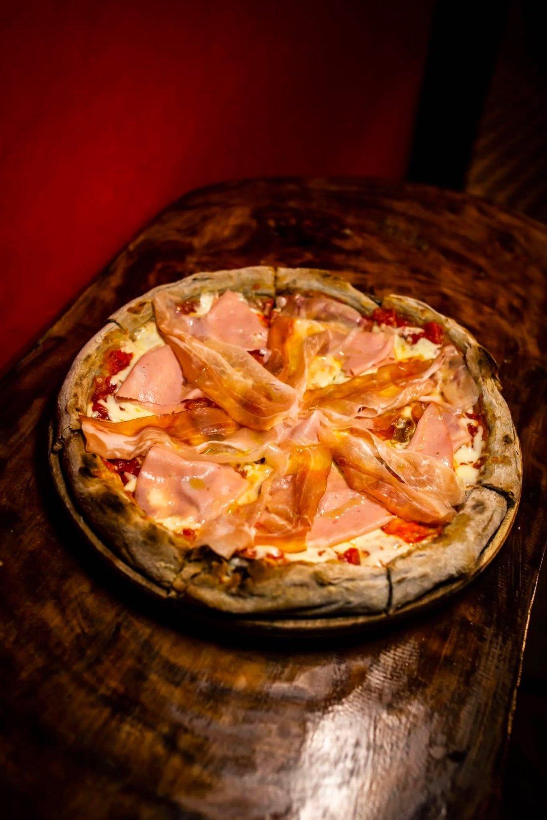 Prosciutto pizza