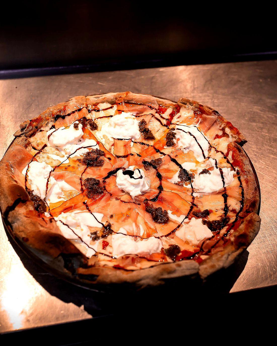 Tartufo e Burrata e Speck pizza